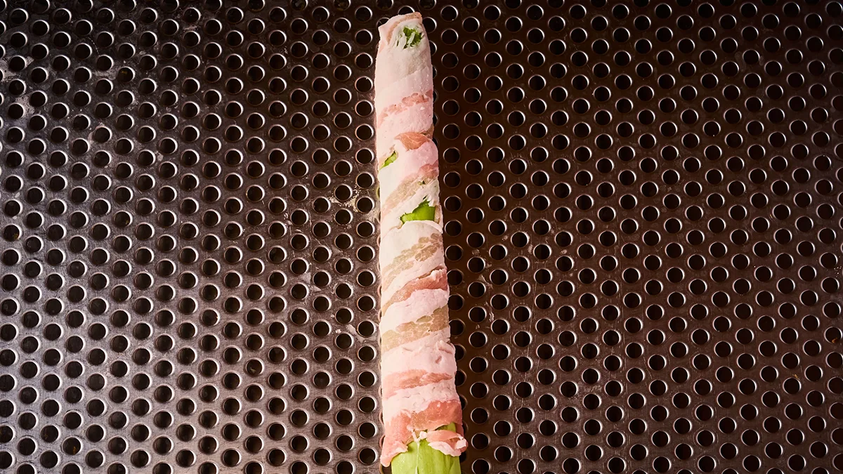 アスパラの串。衣をつける前の仕込みの状態