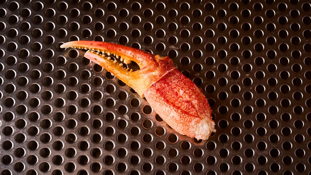 本ズワイ蟹爪の串。衣をつける前の仕込みの状態