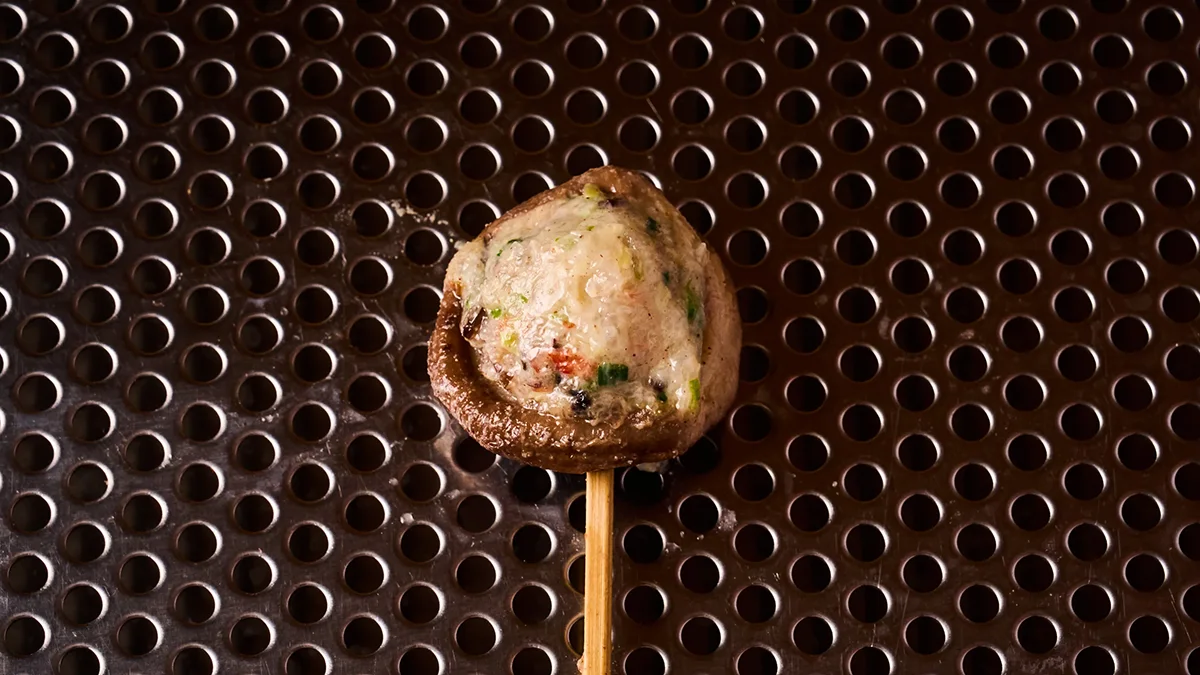 椎茸海老しんじょの串。衣をつける前の仕込みの状態