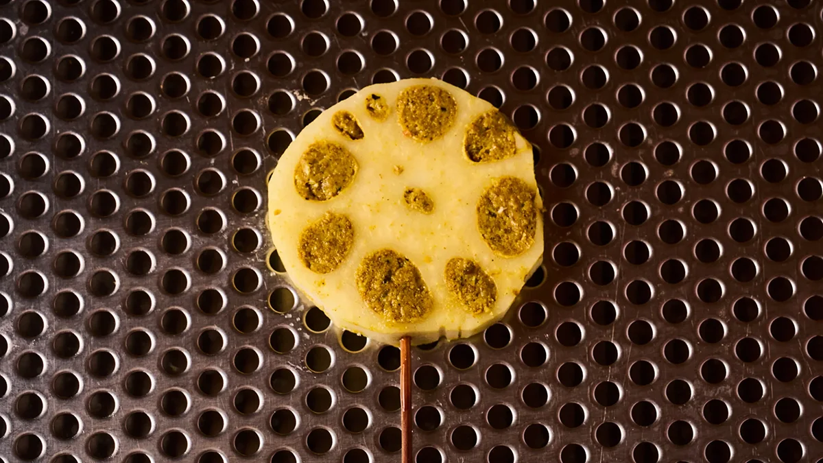 カレー蓮根の串。衣をつける前の仕込みの状態