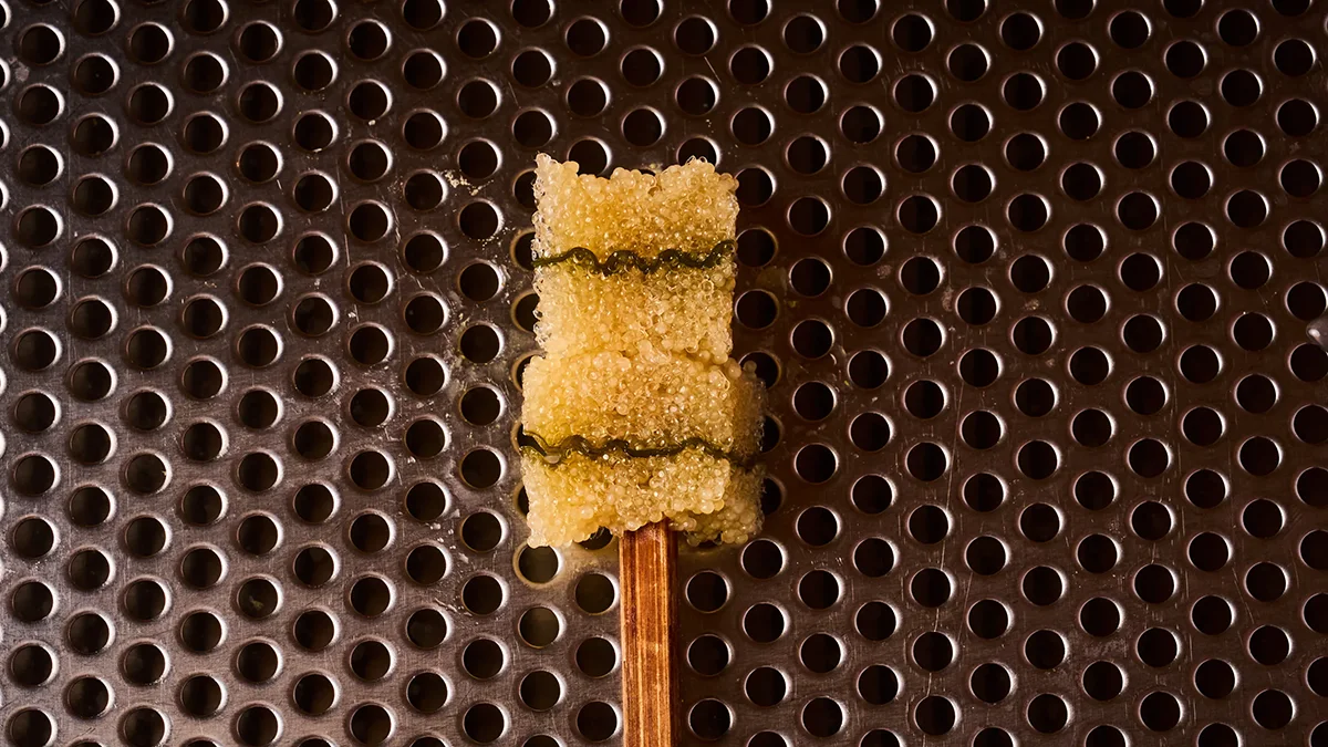 子持ち昆布の串。衣をつける前の仕込みの状態
