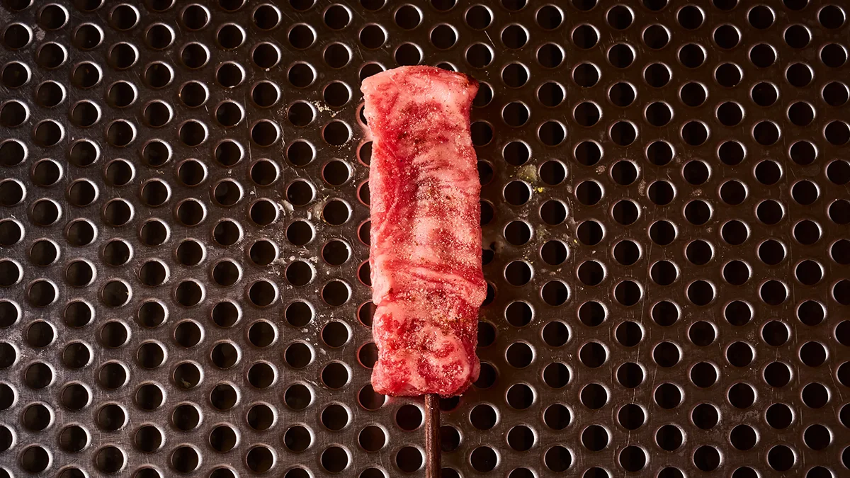 和牛の串。衣をつける前の仕込みの状態
